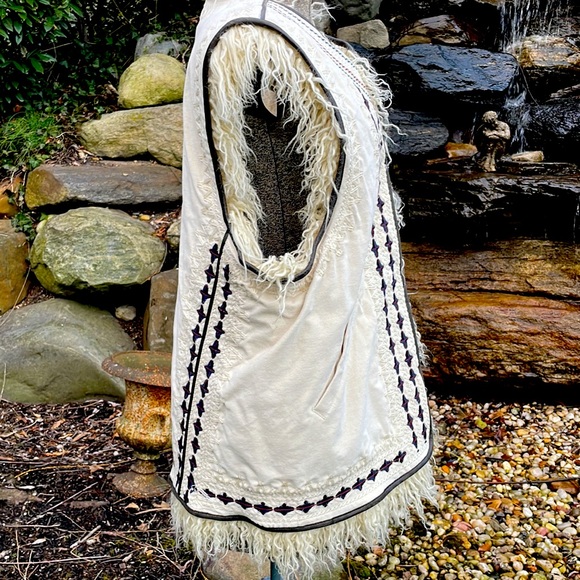 FREE PEOPLE TRENDY FAUX FUR VEST - L - NWT ! - Picture 10 of 13